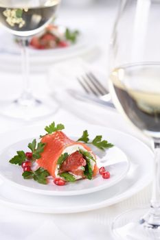 Salmon strip with cream cheese and grapefruit, rolled up.
These bite-sized rounds are a great option to serve as an appetizer aperitif, a perfect, festive recipe.