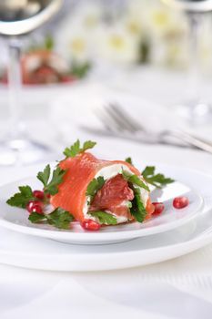 Salmon strip with cream cheese and grapefruit, rolled up.
These bite-sized rounds are a great option to serve as an appetizer aperitif, a perfect, festive recipe.