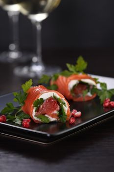 Salmon strip with cream cheese and grapefruit, rolled up.
These bite-sized rounds are a great option to serve as an appetizer aperitif, a perfect, festive recipe.