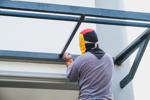 The contractor is using an electric grinder to decorate the steel welding point.