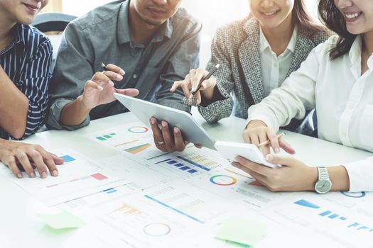 Planning to reduce investment risks, the image of a group of businesspeople working with partners is adjusting marketing strategies to analyze profitable and targeted customer needs at meetings.