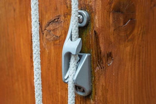 Aluminum brake, for rope cord, attached to a wooden pole