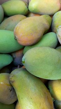 Pile of Mangos in box Honolulu.  
       