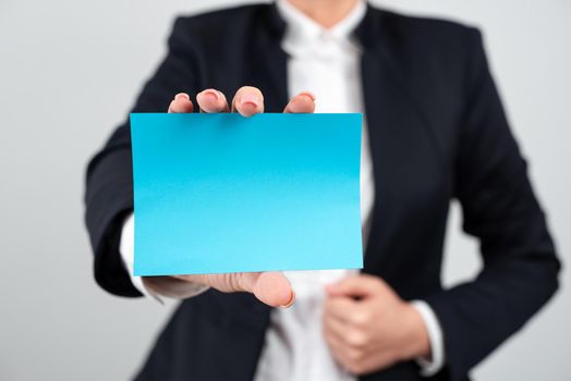 Businesswoman Holding Note With Important Message With One Hand.