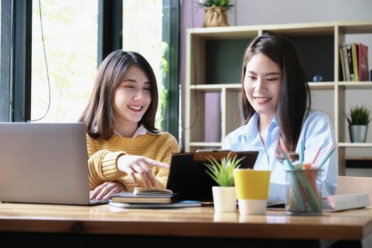 A female business consultant describes a marketing plan to set business strategies for women business owners