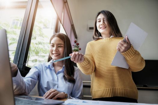 A female business consultant describes a marketing plan to set business strategies for women business owners