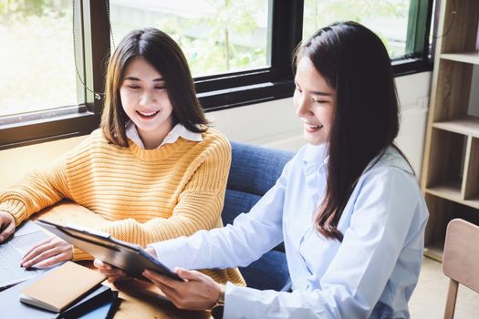 A female business consultant describes a marketing plan to set business strategies for women business owners