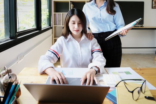 A female business consultant describes a marketing plan to set business strategies for women business owners