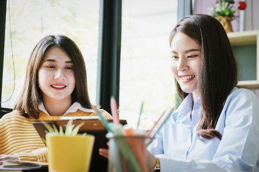 A female business consultant describes a marketing plan to set business strategies for women business owners