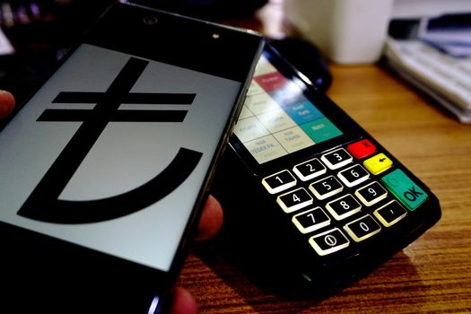 Making contactless payment with smartphone