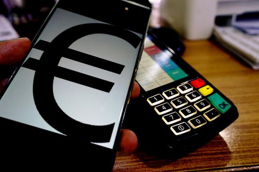 Making contactless payment with smartphone