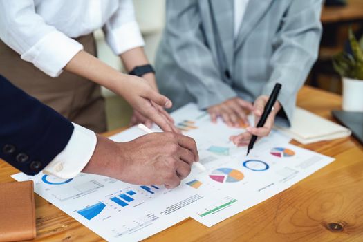 Planning to reduce investment risks, the image of a group of businesspeople working with partners is adjusting marketing strategies to analyze profitable and targeted customer needs at meetings.