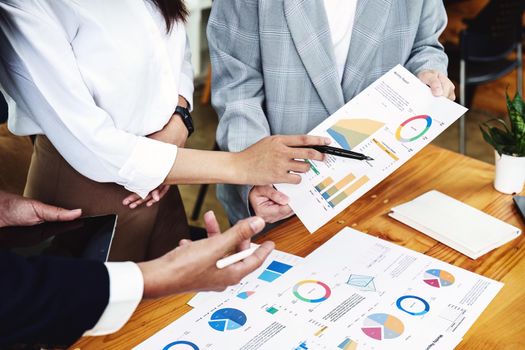 Planning to reduce investment risks, the image of a group of businesspeople working with partners is adjusting marketing strategies to analyze profitable and targeted customer needs at meetings.