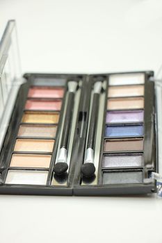 Eye shadow palette with various matching colors