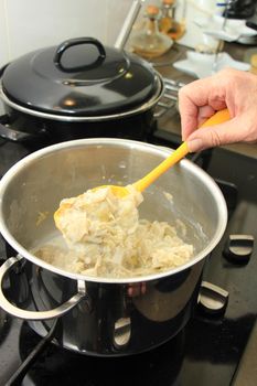 Preparing thickened chicory in a pan