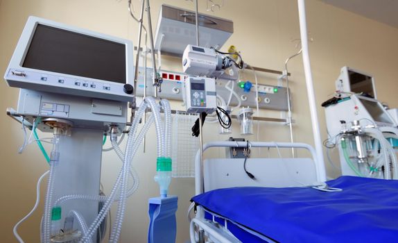 Emergency Department. Intensive care unit, equipment, ventilation, oxygen.