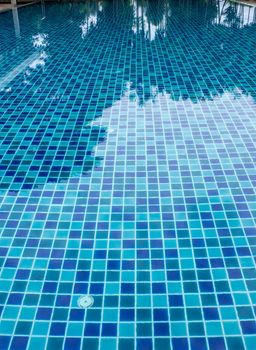 Blue and light blue swimming pool floor tiles alternately mix and match no mess