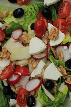 Mixed salad: goat cheese, pear, olives and walnuts