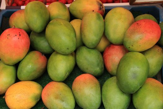 Fresh mangoes on a market stall