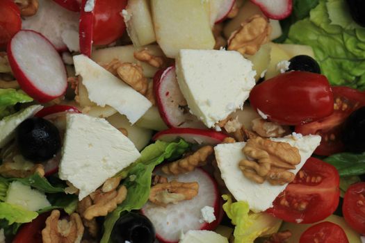 Mixed salad: goat cheese, pear, olives and walnuts