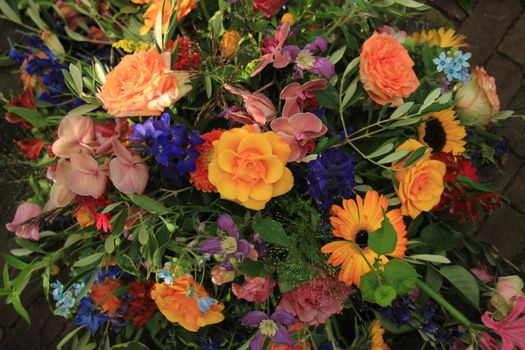 Mixed flower arrangement: various flowers in different colors for a wedding