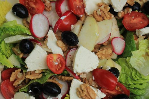 Mixed salad: goat cheese, pear, olives and walnuts