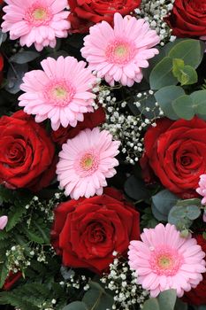 Mixed flower arrangement: various flowers in red and pink for a wedding