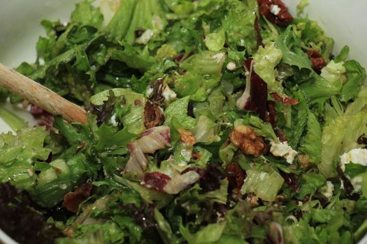 Green salad with walnuts, goat cheese and oil