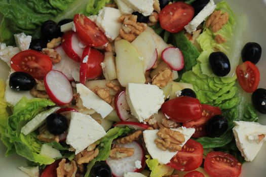 Mixed salad: goat cheese, pear, olives and walnuts