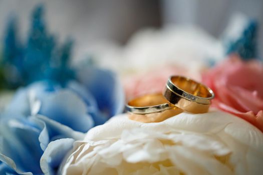 Gold wedding rings for newlyweds on wedding day