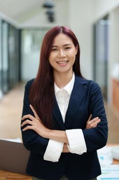 Portrait of a business woman standing with her arms crossed.