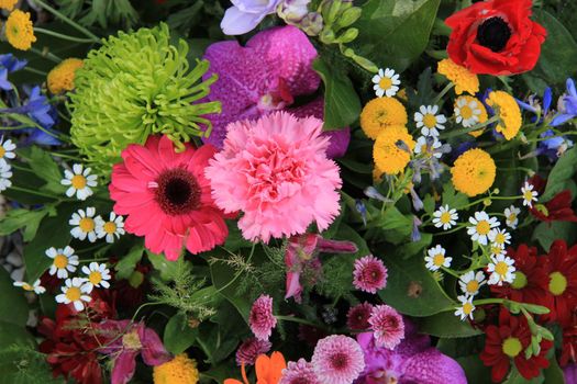 Mixed flower arrangement: various flowers in different colors for a wedding