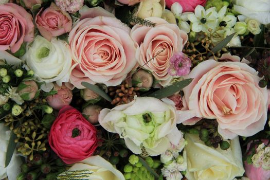 Mixed wedding flower arrangement: various flowers in different pastel colors