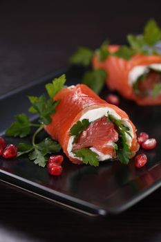 Salmon strip with cream cheese and grapefruit, rolled up.
These bite-sized rounds are a great option to serve as an appetizer aperitif, a perfect, festive recipe.