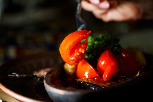 Grilled vegetables in a clay plate.