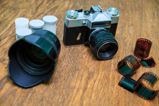 Retro photo camera on a wooden table. vintage style.