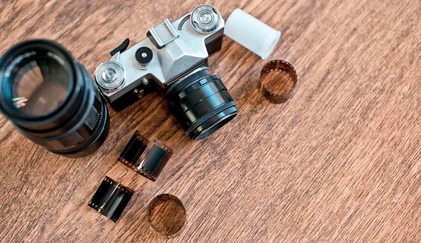 Retro photo camera on a wooden table. vintage style.