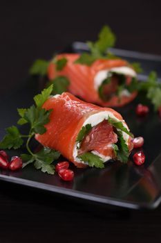 Salmon strip with cream cheese and grapefruit, rolled up.
These bite-sized rounds are a great option to serve as an appetizer aperitif, a perfect, festive recipe.
