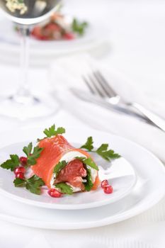 Salmon strip with cream cheese and grapefruit, rolled up.
These bite-sized rounds are a great option to serve as an appetizer aperitif, a perfect, festive recipe.