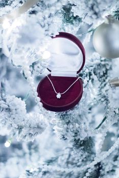 Elegant dimond jewellery, a perfect holiday gift for her on Christmas