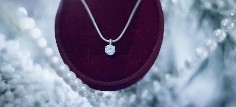 Elegant dimond jewellery, a perfect holiday gift for her on Christmas