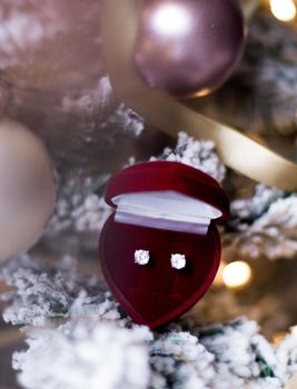 Elegant dimond jewellery, a perfect holiday gift for her on Christmas