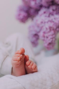 The baby 's legs are in flowers . An article about children.