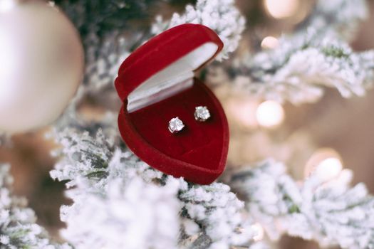 Elegant dimond jewellery, a perfect holiday gift for her on Christmas