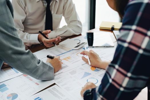 Planning to reduce investment risks, the image of a group of businesspeople working with partners is adjusting marketing strategies to analyze profitable and targeted customer needs at meetings.