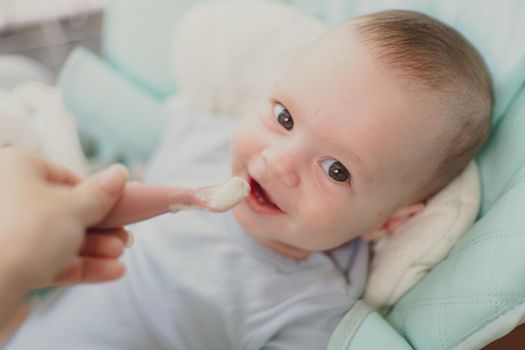 The first lure of the baby. Baby food. An article about the nutrition of children. The baby's first porridge.