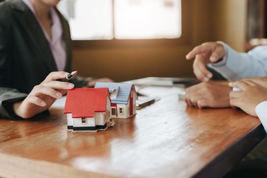 A couple is discussing to a real estate agent to buy a house.