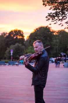 2022-07-17. Russia. Moscow. Northern River Station. A musician plays the violin on the street near the train station.