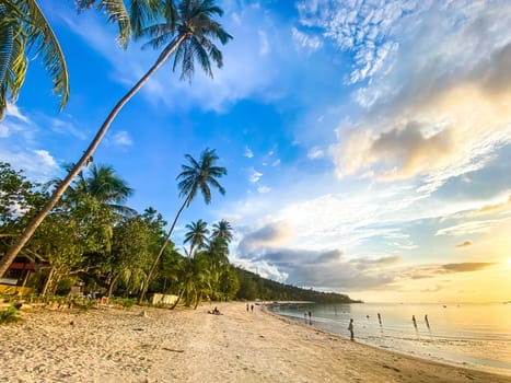 Haad Yao is a beautiful white sand beach that bends gently around the north west of Koh Phangan