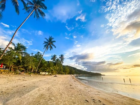 Haad Yao is a beautiful white sand beach that bends gently around the north west of Koh Phangan